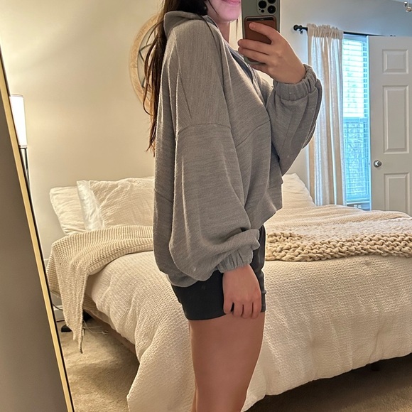 NWOT Oversized Cropped Gray Pullover Top - Picture 5 of 5